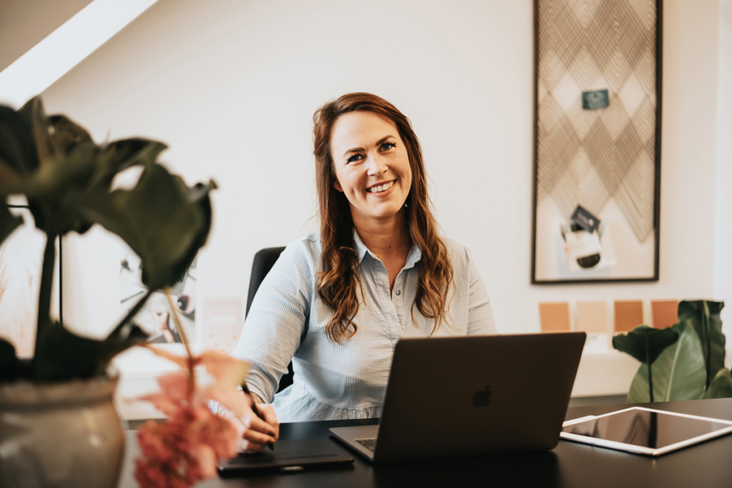 Kandes Grafisk Design kontor med macbook